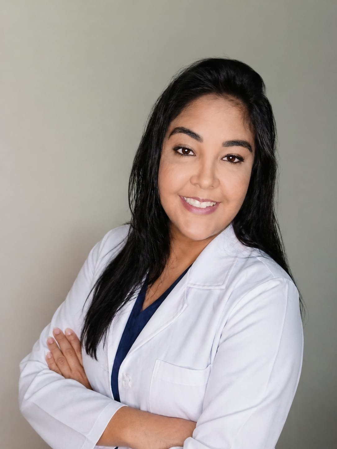 Meu nome é Ana Carolina , sou enfermeira, com pós-graduação em Saúde da Família e ampla experiência nas áreas de Urgência e Emergência, Centro de Material e Esterilização (CME), Comissão de Controle de Infecção Hospitalar (SCIH), Núcleo de Segurança do Paciente (NSP), Gestão de equipe e unidade básica de saúde. Atuo também como professora e preceptora, contribuindo para a formação de novos profissionais da saúde, transmitindo conhecimento técnico-científico aliado a valores éticos e humanizados. Sou uma pessoa temente a Deus, casada, mãe de quatro irmãos, e empreendedora na área de furo humanizado, sempre priorizando o acolhimento, o respeito e a humanização do cuidado. Em constante evolução profissional, estou cursando pós-graduação em Obstetrícia e Pediatria, com o propósito de fortalecer minha atuação na saúde da mulher e da criança. Minha trajetória reúne experiência prática, ensino, pesquisa, empreendedorismo e valores pessoais, sempre guiada pelo compromisso de oferecer um cuidado integral, seguro e humanizado.